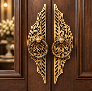 Poignée de porte gothique ornée en laiton avec plaque de support ajourée en forme de feuille et anneau de préhension pour l'entrée de grandes villas et hôtels - Product Image 3