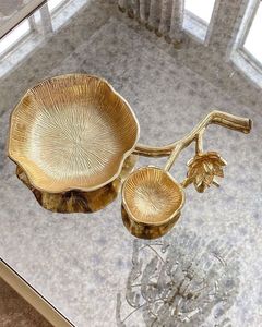 Nuevo Producto: Elegante Tazón Blanco y Dorado Tallado a Mano, Pieza Decorativa Moderna para Decoración del Hogar y Servir, EN VENTA - Product Image 4