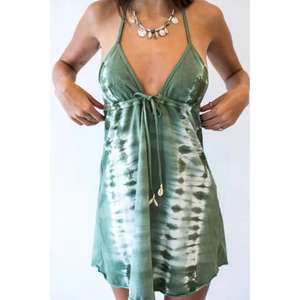 Vestido Mini Verde Fresco con Estilo Costero, Sexy y Atractivo, Diseño con Cuello en V, Delicadas Tirantes Finas, Cintura Natural, Ecológico 100% - Product Image 4