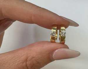 Pendientes de aro tipo huggie con cierre de clic seguro y microincrustaciones de diamantes, personalizados en oro macizo de 14K y 18K, corte redondo CVD HPHT, para mujer, al por mayor. - Product Image 4