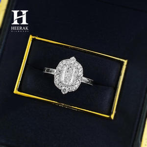 Bague de fiançailles en or 14 carats avec halo de diamants taille radiant/emerald - Bijoux de luxe en diamants de laboratoire/naturels - Product Image 1