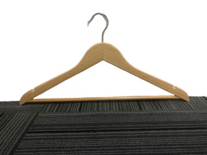Cintres de luxe en bois de pin durable et acier inoxydable de haute qualité pour salle de bain, armoire et salon – Écologiques et en gros - Product Image 2