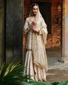 Magnifique ensemble prêt-à-porter en soie dorée scintillante avec broderie Zari et sequins, comprenant un haut, un pantalon palazzo et une dupatta, entièrement cousu. - Product Image 1