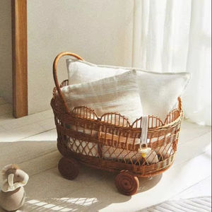 Poussette en rotin tressé pour enfants, chariot à pousser pour poupées, jouet pour enfants, fabriqué dans un atelier vietnamien. - Product Image 5