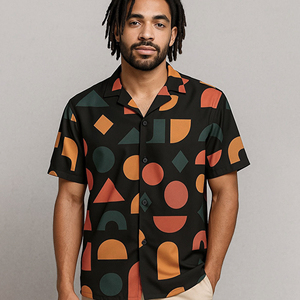 Chemise noire à manches courtes pour homme, ornée de motifs géométriques rétro dans des tons terreux chauds – où l'art moderne rencontre le style quotidien. - Product Image 1