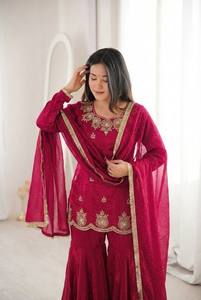 ชุดอานาร์กาลีแบบดั้งเดิมของอินเดียและปากีสถานสำหรับผู้หญิง สีมารูน พร้อมผ้าคลุมไหล่ ปักลายสำหรับงานแต่งงาน ทรงปกติ ยืดหยุ่นได้ - Product Image 4