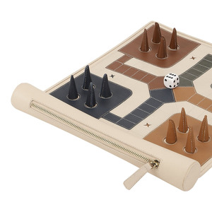 Juego de Ludo Enrollable de Cuero con Dados y Fichas Multicolores, Portátil para Viajes Familiares y Entretenimiento - Product Image 4