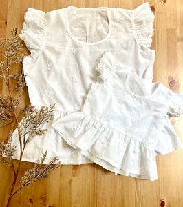 Ensemble de décoration supérieure blanche pur maman & Me, avec dentelle sur manches, petites fleurs, fabriqué avec tissu en coton doux - Product Image 2