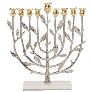 Menorah artistique en argent avec motif d'arbre, ornée de coupelles en forme de grenade dorées et d'un socle en marbre. Disponible à prix de gros. - Product Image 1