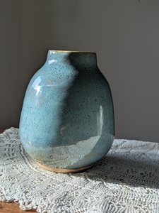 Jarrón Decorativo de Cerámica Artesanal con Esmalte Azul Océano con Puntos, Diseño Moderno Redondeado, Perfecto para un Elegante Toque Decorativo en el Hogar - Product Image 2