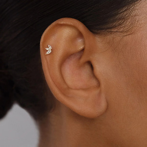 Zisma Piercing Labret en Or 14K avec Diamant de Laboratoire Taille Marquise, à Dos Plat Fileté Intérieurement, Motif Lotus à 3 Pierres, Fabricant - Product Image 2