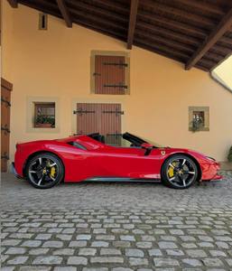 Auto Deportivo USADO AUTÉNTICO Rojo SF90 Stradale AWD con Volante a la Izquierda, Asientos de Cuero, Cámara Trasera, Listo para Conducir - Product Image 2