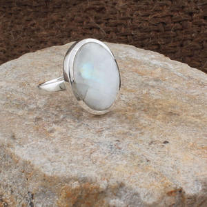 แหวนเงินแท้ 925 ประดับมูนสโตนสีรุ้งธรรมชาติ พลอยไฟสีน้ำเงิน สำหรับผู้หญิง งานหมั้น งานแต่งงาน เครื่องประดับคุณภาพสูง ขายส่ง - Product Image 6