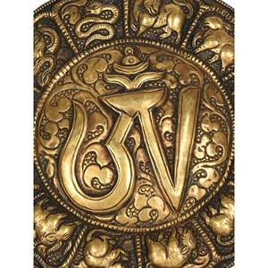 Tenture murale bouddhiste tibétaine OM de 7 pouces faite à la main en laiton au Népal - Product Image 1