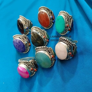 Bagues de mode sculptées à la main bague hippie de l'Inde designer anneaux de travail de la pierre conceptions tibétaines anneaux en gros anneaux de pierre en laiton - Product Image 1
