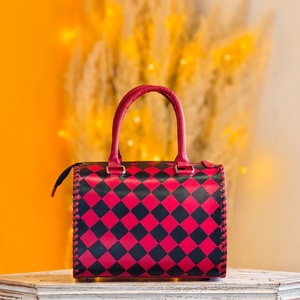 Sac à main Speedy en cuir véritable floral fait main, de luxe, imperméable, portable, pour voyage et extérieur, style western, très populaire chez Venus Leathers - Product Image 2