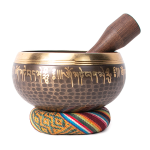 Cuenco Tibetano Martillado a Mano con Grabado de Loto y Om - Cuenco Profesional de Latón para Sanación Sonora y Meditación - Product Image 4