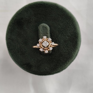 แหวนหมั้นเพชรทรงดอกไม้ประดับเพชรรอบวง 18K โรสโกลด์ สำหรับผู้หญิง สไตล์วินเทจ แหวนแต่งงาน แหวนสัญญา เครื่องประดับชั้นดี ขัดเงาอย่างดี - Product Image 4