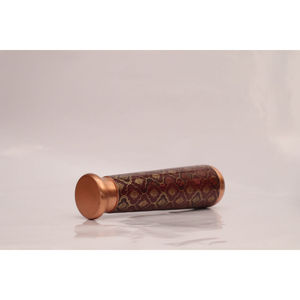 Botella de agua de cobre con base roja y diseño dorado y rojo, fácil de transportar, compre directamente del proveedor indio. - Product Image 5