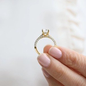 แหวนมอสซาไนต์ทรงเอเมอรัลด์น้ำหนัก 3.45 กะรัต ดีไซน์สวยงาม วงแหวนทองคำ 14K สีเหลือง แบบ Cathedral Band ประดับเพชรแบบ Hidden Halo Pave Bridge สำหรับแหวนหมั้น - Product Image 5