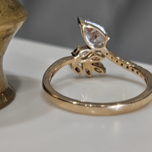 Anillo de compromiso de lujo para mujer con diamantes talla pera rosa, diseño floral en racimo, en oro rosa con banda pavé y anillo cruzado de hoja marquesa - Product Image 2