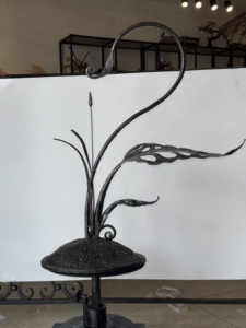 Soporte para Plantas Tradicional de Hierro Dorado con Diseño de Hojas Huecas Inspirado en la Naturaleza, Elegante Adorno para Decoración del Hogar y Jardín - Product Image 3