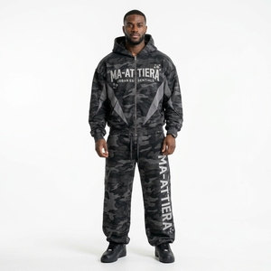 Conjunto de Sudadera con Capucha y Pantalones de Chándal para Hombre, Negro y Gris Camuflaje, Cierre de Cremallera, Ajuste Holgado, Estilo Urbano, Panel Gráfico, Personalizado, OEM, ODM, Venta al por Mayor - Product Image 1