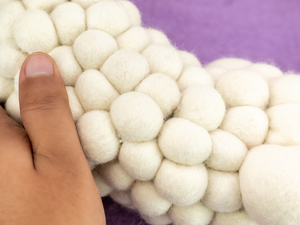 Guirlande de Noël en feutre et laine blanche avec pompons en feutre pour l'hiver - Product Image 2