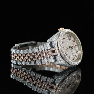 Reloj de Lujo Unisex de Acero Inoxidable con Incrustaciones de Diamantes Moissanite y Cristal de Zafiro, Analógico de Cuarzo con Visualización de Fecha, 41 mm, Botón de Presión - Product Image 2