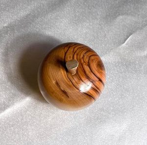Sphère en bois naturel poli, boule de cristal faite à la main, motif vertical, décoration de table, décoration d'intérieur pour la méditation et le yoga - Product Image 4