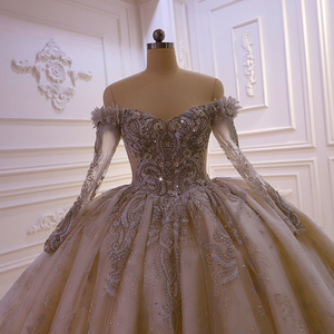 Elegante Vestido de Novia de Encaje con Hombros Descubiertos, Escote en V, Cintura de Princesa, Espalda Ilusoria, Asimétrico, Estilo Baile, con Cuentas y Bordados - Product Image 1