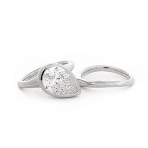 Ensemble de mariage minimaliste avec diamant de laboratoire en forme de poire, bague de mariage ondulée en or 14 carats, ensemble solitaire moderne unique - Product Image 5
