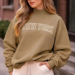 Sudadera Roja Oversize Personalizada para Mujer con Letras de Varsity de Nueva York, Cuello Mock y Hombros Caídos, de Felpa Pesada - Product Image 6