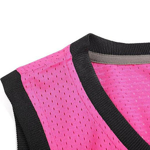 เสื้อกีฬาแบบมีสายคล้องคอสำหรับทุกเพศ สีชมพู ผ้าตาข่าย ระบายอากาศ ป้องกันแบคทีเรีย ป้องกันรังสียูวี แห้งเร็ว สำหรับทีมฟุตบอล ออกแบบโลโก้ได้ตามต้องการ - Product Image 4