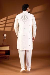 Elegante Sherwani Dorado Real con Arco Divino, Base Monocromática con Hilo Dhaga y Cuentas Finas, Lentejuelas, para Fiesta o Novio - Product Image 2