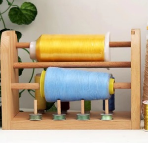 Soporte de madera para hilo con organizador de bolas giratorio doble, dispensador portátil de hilo para ganchillo y tejer con almacenamiento de herramientas - Product Image 2