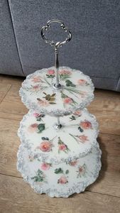 Contemporary Resin Cake Stand Featuring Decorative Pattern and Strong Base for Modern Dessert Presentation Needs - Product Image 1