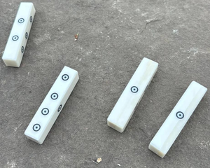 Dés décoratifs européens de luxe en os de buffle poli, écoresponsables, personnalisés sur mesure, à quatre faces, de qualité supérieure, style animalier - Product Image 1