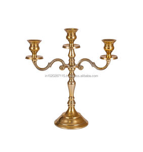 Candélabre en laiton au look antique à cinq bras idéal pour les mariages ou les intérieurs d'inspiration vintage. - Product Image 3