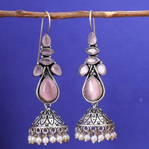 Pendientes Jhumka Étnicos Bohemios Indios de Latón Plateado Antiguo con Piedra Monalisa e Imitación de Perla para Mujer, MOQ Disponible - Product Image 3