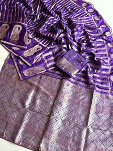 Sari en satin de soie de créateur Zari Elegance Reglance, jacquard Meenakari, avec Pallu royal héritage Zari argent et or, infroissable, pour les fêtes - Product Image 2