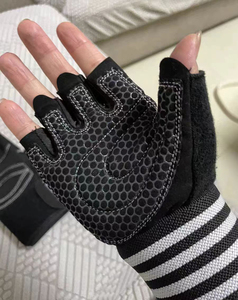 ถุงมือฟิตเนสแบบตาข่ายครึ่งนิ้วสำหรับทุกเพศ ระบายอากาศได้ดี กันลื่น สายรัดข้อมือปรับได้ เหมาะสำหรับออกกำลังกายในยิมและการฝึกซ้อม - Product Image 4