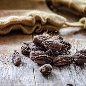 Cardamome noire séchée entière, épice à arôme intense, ingrédient végétal brut pour la cuisine et l'industrie alimentaire - Product Image 2