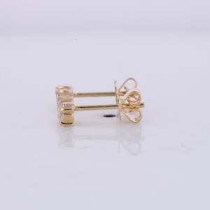 Pendientes Pequeños de Plata de Ley 925 con Tres Piedras de Circonita Cúbica de Corte Baguette Brillante y Geométrico de Moda para Boda - Product Image 4