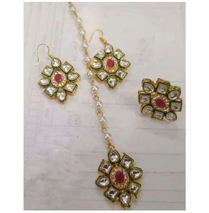 Ensemble de bijoux kundan exquis, fabriqué à la main, avec des motifs floraux élégants et des pierres centrales rouge rubis éclatantes. - Product Image 1