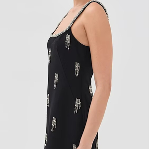 Robes mini pour femmes, conçues pour des looks quotidiens élégants, avec une touche féminine, une coupe ajustée et une confiance dans la mode contemporaine. - Product Image 1