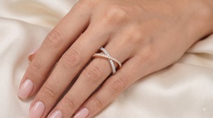 Anillo Moderno y Elegante de Dos Tonos con Diamantes Cruzados, Pavé Brillante, Oro Rosa y Oro Blanco, Certificado IGI, Diseño Infinito, OEM ODM - Product Image 3