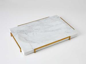 Plateau de service moderne avec un design artistique en marbre, base en bois de qualité supérieure et élégantes poignées en métal doré, idéal pour la décoration de table - Product Image 5