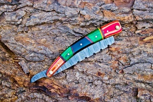 Couteau pliant artisanal en acier Damas, manche en bois coloré et Micarta, étui en cuir, couteaux utilitaires de chasse A&M Enterprises - Product Image 5