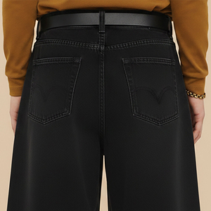 Capris de Mezclilla Negros de Cintura Alta para Hombre, Estilo Casual de Color Sólido con Bolsillos, Logotipo Frontal, Cierre de Botones y Tela Tejida - Product Image 5